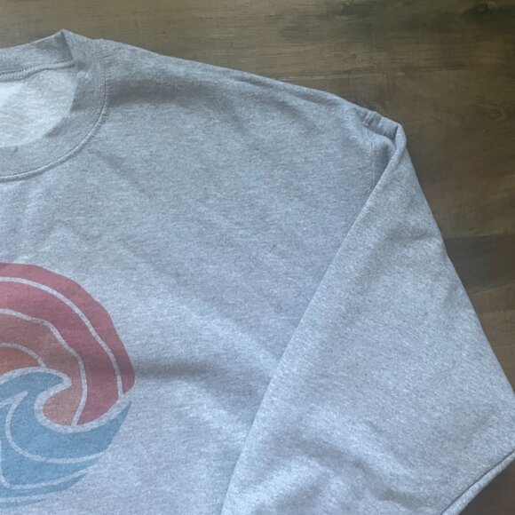 Retro Ocean Wave Crewneck Sweatshirt – Unisex Gray Pullover with Sunset & Wave G - Picture 3 of 8